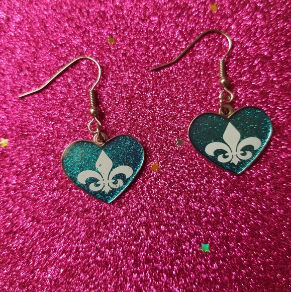 sparkly blue heart-shaped fleur de lis earrings - Picture 2 of 4